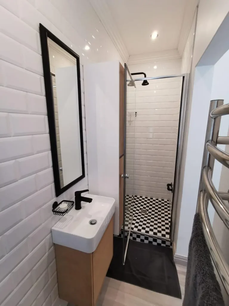 Room 4 En Suite (1)
